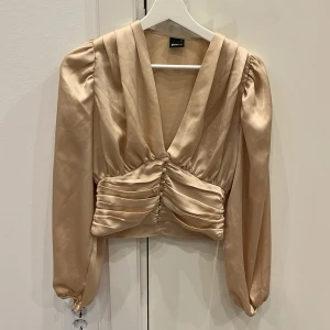 Champagnefärgad blus - Super fin blus, använd 1 gång! Storlek 34 från Ginatricot. Köpare står för frakt 💞