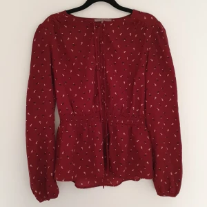 Mönstrad blus - Blus från Asos. Toppen skick -inga defekter. Plaggets längds 60cm och ärmlängd 59cm. 