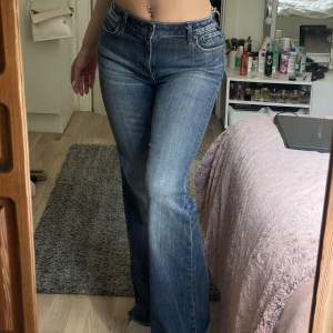 Låga jeans från i Crooker Innerbenslängd: 81  Midjemått 80 Jag e 163 💞 
