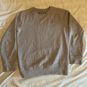 Lyle & scott crewneck - En jätte fin och fräsch lyle and scott tröja. Köpt på kidsbrandstore. Knappt använt skick:10/10. Nypris: 650 kr. Pris kan även diskuteras 
