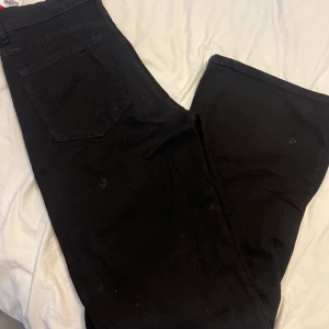 Jeans  - Säljer dessa helt oanvända jeans från hm den är Wide leg  