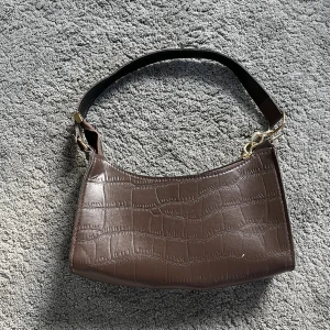 Brun vintage handväska - Jättefin, brun handväska som är köpt på second hand. Jättefint skick och inte använt sen jag köpte. 