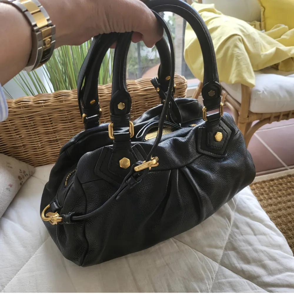 Trendig Marc Jacobs väska med guldiga detaljer säljs ❤️ Hör av dig vid intresse och om du har frågor! 🫶🏽. Väskor.
