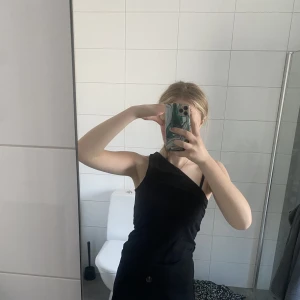 Svart topp med ett band - Ett Axelband, svart axelbandstopp som passar till vardags och fest en sommardag/sommar kväll! Basic men har något extra💘 Storlek XS men skulle även passa större storlekar då den är stretchig och jag har storlek S/M