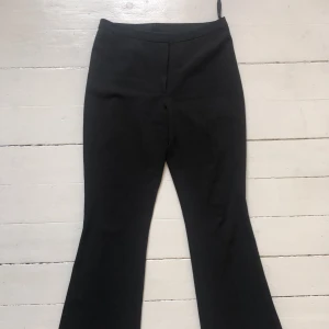 Svarta byxor flare - snygga utsvängda lågmidjade kostymbyxor! 
