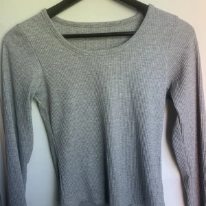grå långärmad tröja - nästan aldrig haft på mig 🫶