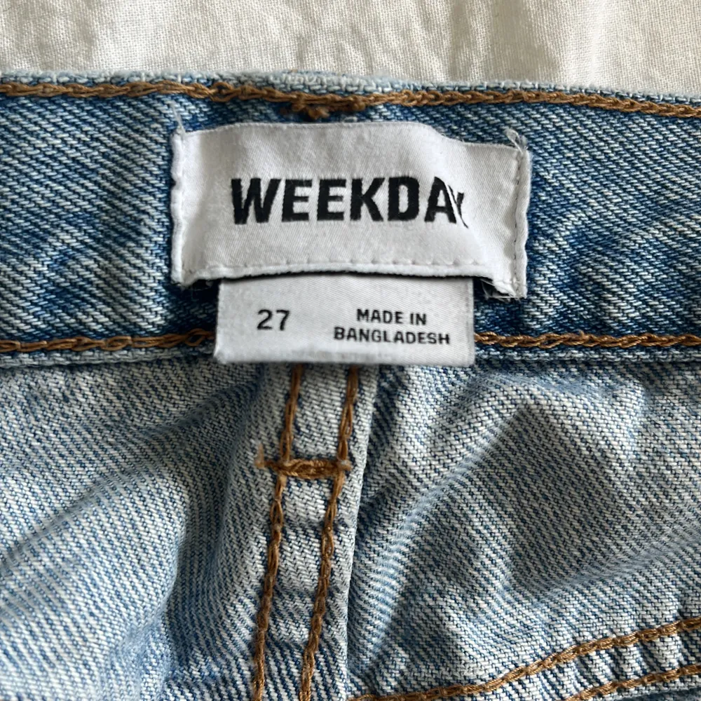 Blåa weekday jeans i storlek 27! Midjan är låg fram men går upp lite högre kring resten av midjan. Jag är 162 cm. . Jeans & Byxor.