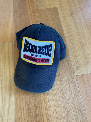 Dsquared2 - Dsquared2 keps, köptes för 1300, säljer för 500 och pris kan diskuteras, skick 7/10