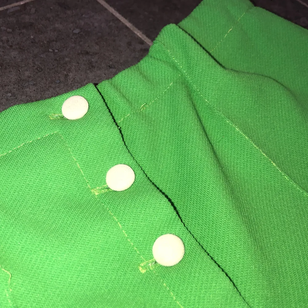 Finns matchande tröja till med knappar. Köpt i Gotland från familj som sytt klädseln själv. Aldrig använt själv. Skönt material och det är bra skick.. Jeans & Byxor.
