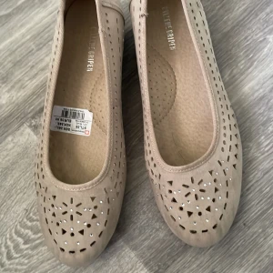 Skor - Säljer ett par sköna sommarskor. Perfekt till alla sommarens fester. Låg klack så enkel att gå i. Extra vaddering vid hålfoten.