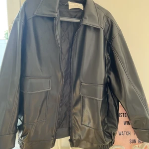 Vintage jacka  - Vintage jacka i PU-läder. Oversized. Storlek M. 