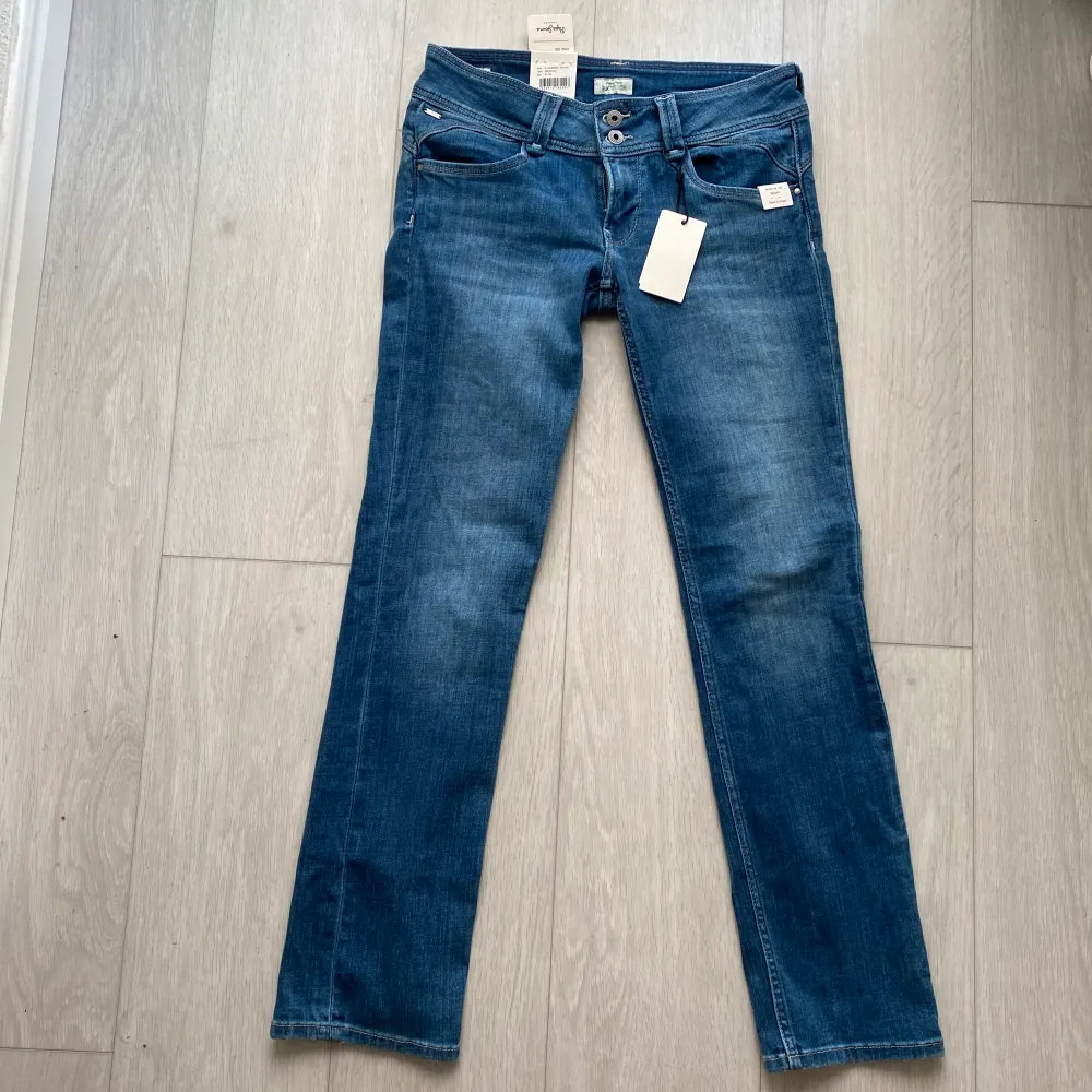 Jättefina jeans från Pepe Jeans. Endast testade, alltså prislappen kvar. Jätteskönt material och fin färg. Skulle säga att dem är mer lowwaist. Säljer pga för stora för mig. Nypris: 999kr.  Storlek 31/32. Sista bilden är lånad. Köparen står för frakt💗💗. Jeans & Byxor.