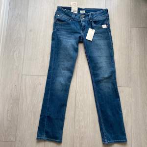 Jättefina jeans från Pepe Jeans. Endast testade, alltså prislappen kvar. Jätteskönt material och fin färg. Skulle säga att dem är mer lowwaist. Säljer pga för stora för mig. Nypris: 999kr.  Storlek 31/32. Sista bilden är lånad. Köparen står för frakt💗💗