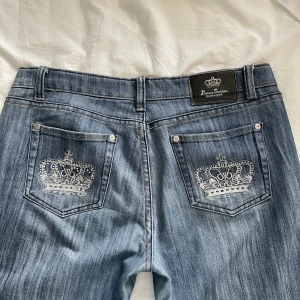 Victaria Bedcham jeans👑 - Intressekoll!!! Vill sälja pga för långa för för mig som är 170. Men sitter i övrigt perfekt på mig dom vanligt vis har st M. Super fint skick. Inga bud under 350. Hör av dig om du är intresserad❤️