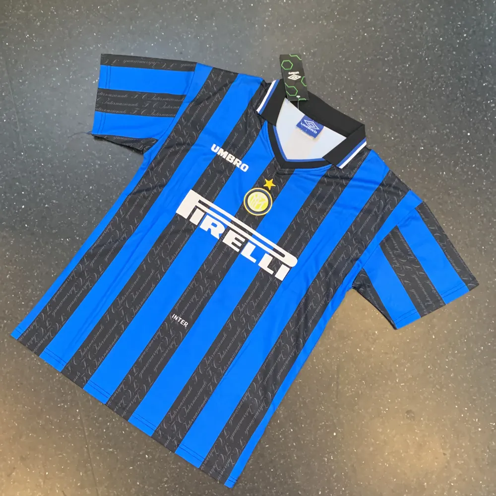 Säljer min riktigt snygga retro Inter Milan tröja med ”riktigta” Ronaldo på ryggen😍 1:1 kvalite, ser identisk ut som äkta. Sprillans ny med tags och allt kvar, svår att få itag på. Hör gärna av er om ni har funderingar eller vill ha fler bilder✅. T-shirts.