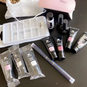 Nagelkit med uv lampa - Nagelkit polygel med uv lampa. Finns i skutskär kan även fraktas 