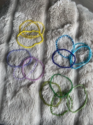 Pärlarmband  - Säljer pärlarmband i olika färger 5kr st 