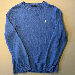 Ralph Lauren crewneck  - Skön blå crewneck från Ralph Lauren. Storlek S perfa nu till sommaren. Passar en mindre M. Fint skick, inga hål eller fläckar men den är använd. Fler frågor kontakta gärna!