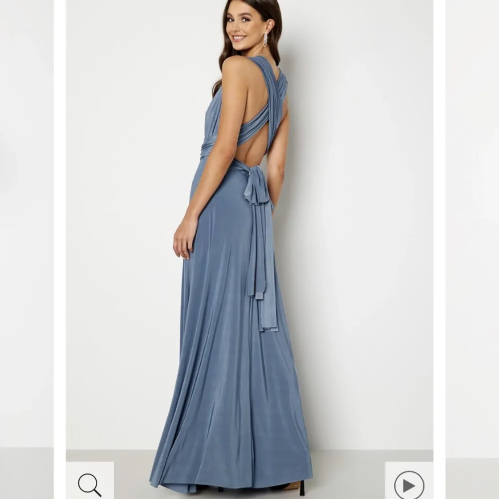 Säljer denna superfina balklänningen💞💞 Endast använd 1 gång och är precis som ny utan några defekter. Klänningen har långa band som går att knyta i olika stilar😊 Köptes för 1300kr och säljs för 900kr. Priset kan diskuteras. 💞💞. Mekot.