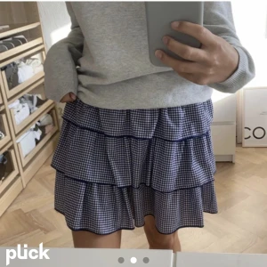 Kjol - Säljer denna jötte fina kjol från zara! Den är aldrig använd av mig💗💗💗