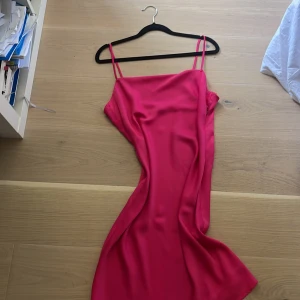 Rosa sommarklänning - Perfekt fin klänning till sommaren med prislapp kvar då den ej använts.