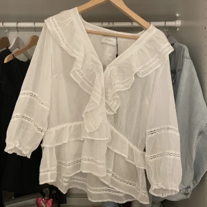 Blus - Jätte fin oänvänd blus från Neo Noir. Köpte den för en månads sedan och han inte lämna tillbaka den. Verkligen perfekt nu till sommaren med bara ett par jeans short eller en kjol. Är storlek M men passar även S skulle jag säga! Köpt för 749kr😍
