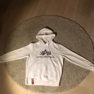 Alpha industries tröja  - Säljer min alpha industries tröja för att jag växt ur den  Den är äkta  Skick: 8/10 Hör gärna av er om ni undrar något.  Nypris: 800