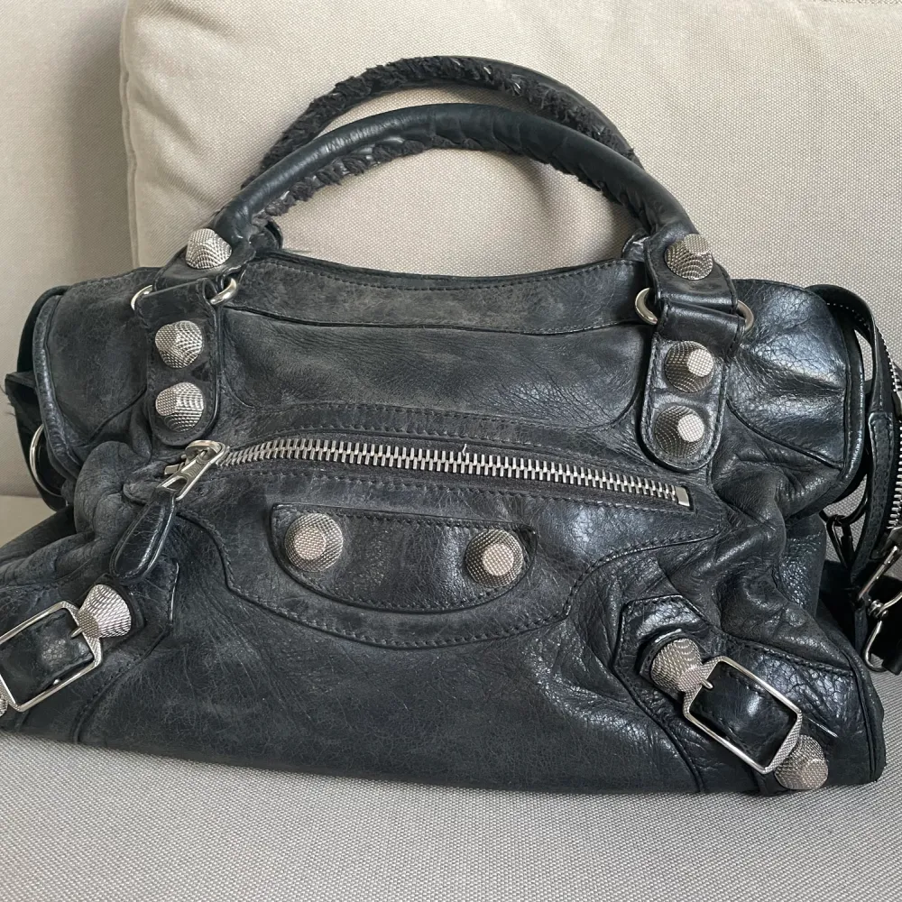 Balenciaga city bag i svart läder med silver detaljer. Köpt på Luxury by Ho, ett danskt företag som säljer märkes väskor second hand.   I använt, men fint skick. Inga skador. Kommer med ett band som man kan ha både över axeln eller cross body. . Väskor.