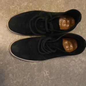 Svarta skor - I storlek 41 (Grattis frakt)
