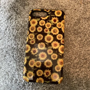 Mobilskal - Fint mobilskal. Går lite över telefonen och jag ett gummi ”inlägg”