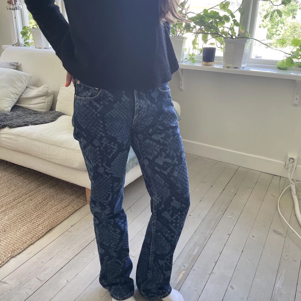 Såå coola jeans med orm mönster från weekday. Jag är 165❤️. Jeans & Byxor.