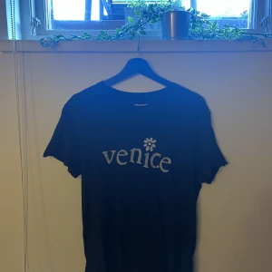 Erl venice beach tee - Erl T-shirt  Strl M  Sådär skick därav pris 