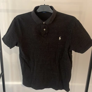Pikétröja  - Pikétröja från ralph lauren Storlek L fits M Skick 10/10