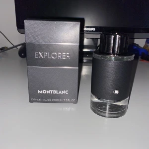 Mont blonc explorer 100ml - Montblonc explorer är en väldigt populär doft för män speciellt vid sommaren. Den liknar creed aventus väldigt mycket. Den är helt oanvänd. 100ml flaska. Pris kan diskuteras mer privat!