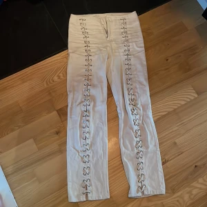 Byxor - Så snygga byxor med snörning som tyvärr blivit försmå, jeans material