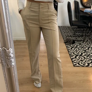 Kostymbyxor  - Kostymbyxor från nakd, har knappt använt dom🤍