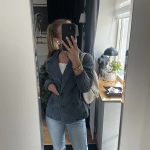 Jeansjacka  - Tunn söt kappa. Säljer då den inte kommer till användning. Den är ifrån Marc o’ Polo och är i nyskick och har inte minsta defekt. Den är i storlek S men funkar som lite oversize på Xs med. Nypris 2500kr