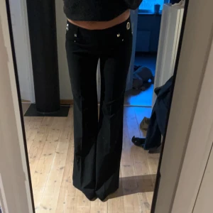 Lågmidjade kostymbyxor  - Säljer då jag har andra kostymbyxor 😊 Är 168, men på bilden har jag 8cm klack! 