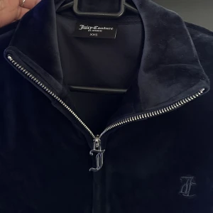 Juicy Kofta - Hej! En juicy navy blå, iprincip helt ny, säljer för att den är för liten för mig så kommer ej till andvändning. Den är i storlek xxs! Frakten är på 60 kr SPÅRBART!!! Säljs billigt för vill bli av med dem så snabbt så möjligt!