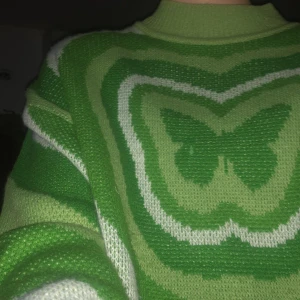  tjock tröja med en fjäril  -  tjocktröja som aldrig har blivit använd som är jätte mjuk 