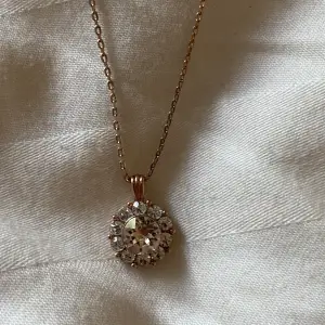 Fint halsband från Lilly and rose i färgen (rosé) endast använd några gånger, inget slitage ser ut som ny 