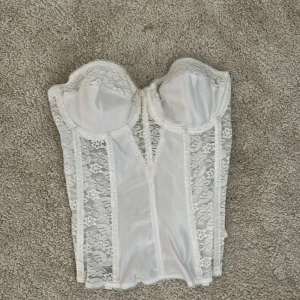 Vit korsett - Så snygg korsett men tyvärr för stor för mig i bysten! passar en B eller C eller D kupa 
