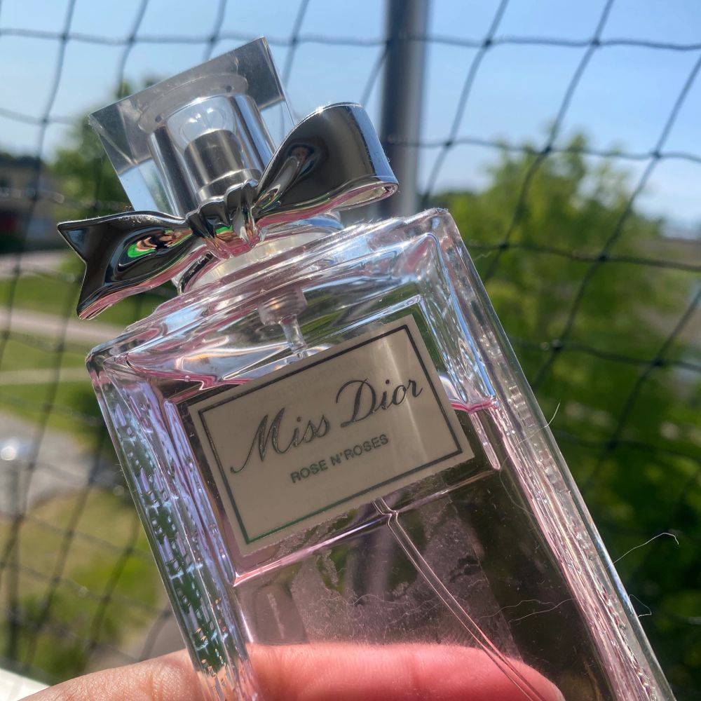 Dior parfym, använd som framgår av fotografierna. Utmärkt blommig doft!. Accessoarer.