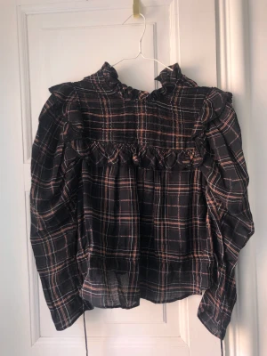 Rutig blus mango  - såå fin blus från mango med rutigt mönster, lite glitter i också