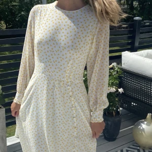 Sommarklänning - Verkligen den vackraste sommarklänning du kan hitta. Från märket nobody’s child. Osäker på om jag ville sälja så säljer bara vid bra deal❤️ 