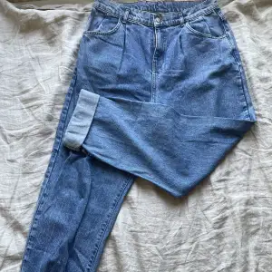 Reclaimed vintage jeans Knappt använda Rätt så långa om man kavlar ut de 