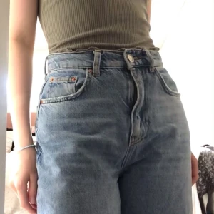 Mid waist jeans - Säljer dessa gulliga jeans från Gina tricot då de inte kommer till användning längre. Köpte dem för 599 och säljer dem för 75 kr + frakt då dem är väldigt använda. 