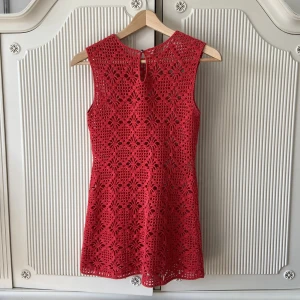 Virkad topp  - Så fin virkad topp från Pop boutique. Går precis över rumpan på mig som är ca 165, oanvänd 