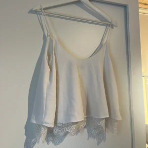 Topp - Jätte fin basic topp. Perfekt till sommaren. I storlek L. Men passar som en oversized S.💕