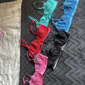Lounge bh-ar  - 5st lounge bh-ar stl 75C säljes. Den rosa är oanvänd med prislapp kvar och dom andra är använd Max 2ggr pga för små